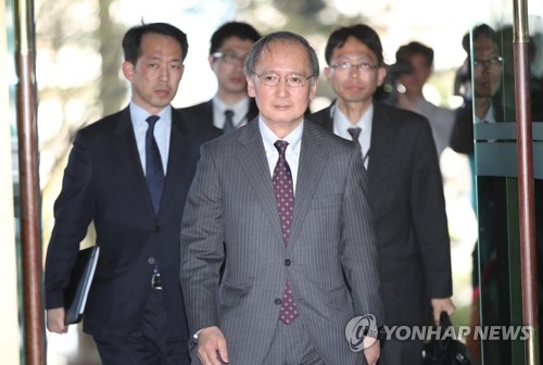 4月10日下午,在首尔,日本大使长岭安政(中)走入韩国外交部。(韩联社)