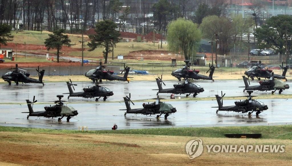 资料图片：4月13日，由韩国联合参谋本部（联参）主导的韩美危机管理参谋训练（CMST）进入第二天。图为成排停在京畿道平泽市驻韩美军基地的直升机。 韩联社