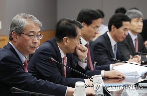 Yim Jong-ryong (L), chairman of the Financial Services Commission, presides over an emergency meeting on the nation's financial market in Seoul on Nov. 9, 2016, shortly after Donald Trump was elected as the next president of the United States. (Yonhap)