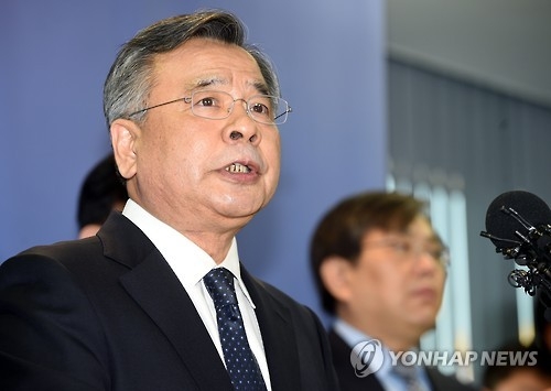 Independent Counsel Park Young-soo announces the results of a probe into President Park Geun-hye's alleged corruption at his team's headquarters in Seoul on March 6, 2017. (Yonhap)