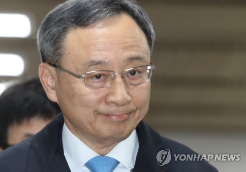 Hwang Chang-gyu, chief of KT Corp., arrives at the Seoul Central District Court on March 28, 2017, to testify at a trial of former President Park Geun-hye's longtime friend Choi Soon-sil and former presidential secretary An Chong-bum. (Yonhap)
