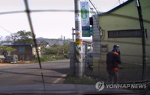 This photo, provided by an anonymous citizen, shows the suspect Kim minutes before he carries out a bank heist in Gyeongsan, North Gyeongsang Province, southeast of Seoul, on April 20, 2017. (Yonhap) 