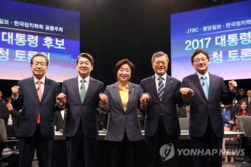 The top five presidential candidates (from L) -- Hong Joon-pyo of the conservative Liberty Korea Party, Ahn Cheol-soo of the center-left People's Party, Sim Sang-jeung of the progressive Justice Party, Moon Jae-in of the liberal Democratic Party and Yoo Seong-min of the conservative Bareun Party -- pose for a photo before their televised debate in Ilsan, west of Seoul, on April 25, 2017. (Pool photo) (Yonhap)