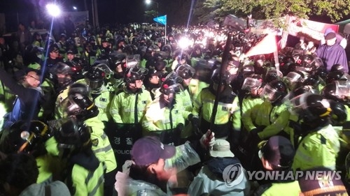 Residents in Seongju clash with police over the transportation of THAAD equipment on April 26, 2017. (Yonhap)