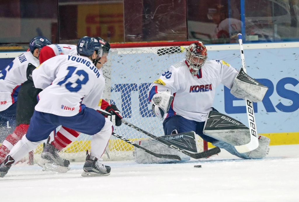 In this photo provided by Hockey Photo, South Korean goalie Park Sung-je makes a stop against Austria at the International Ice Hockey Federation World Championship Division I Group A at the Palace of Sports in Kiev, Ukraine, on April 27, 2017. (Yonhap)