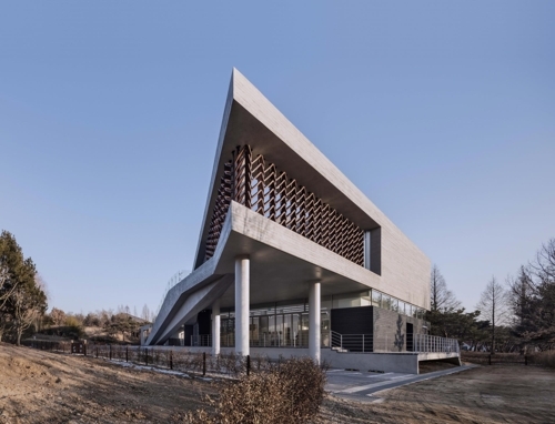 This photo provided by SOftARchitectureLAB Co. shows the exterior of "Mokyeonri: Kinetic Wood Museum" at Incheon Grand Park in Incheon, west of Seoul. (Yonhap)