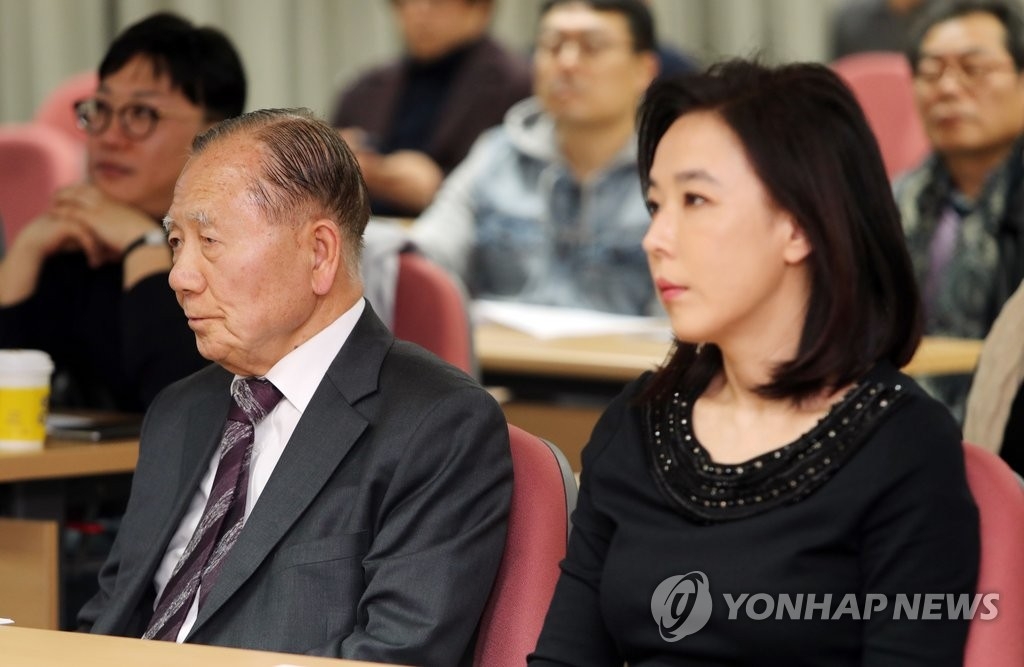 This file photo shows Kim Dong-ho, founding director and chairman of the Busan International Film Festival (BIFF), and Kang Soo-youn, actress and executive director of the BIFF. (Yonhap)