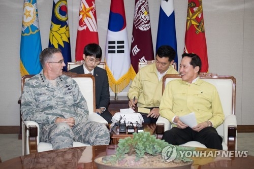 South Korean Defense Minister Song Young-moo (R) talks with Gen. John Hyten, commander of the U.S. Strategic Command in Seoul on Aug. 21, 2017. (Joint Press Corps-Yonhap)