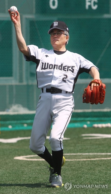 This undated file photo shows President Moon Jae-in throwing a baseball. (Yonhap)