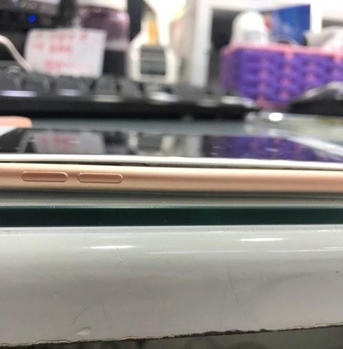 Shown is the 64 GB iPhone 8 presumed to have a swollen battery, provided by a smartphone retailer based in the southern port city of Busan on Nov. 9, 2017. (Yonhap)