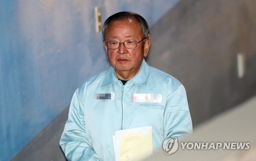 Former Korea Development Bank Chairman Kang Man-soo is seen in the photo filed Nov. 17, 2017. (Yonhap) 