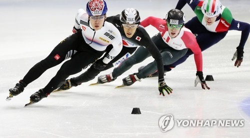 Hwang Dae-heon of South Korea (L) competes in the men's 1,000-meter heats at the International Skating Union (ISU) World Cup Short Track Speed Skating at Mokdong Ice Rink in Seoul on Nov. 17, 2017. (Yonhap)