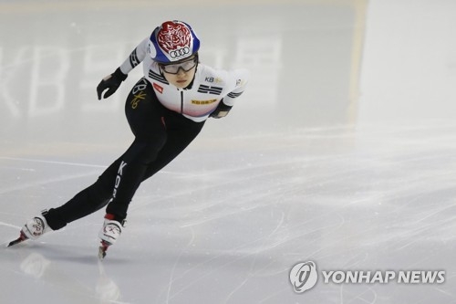 In this EPA photo, Choi Min-jeong of South Korea competes in the women's 500-meter final at the International Skating Union (ISU) World Cup Short Track Speed Skating at Mokdong Ice Rink in Seoul on Nov. 18, 2017. Choi finished in second place behind Elise Christie of Britain. (Yonhap)