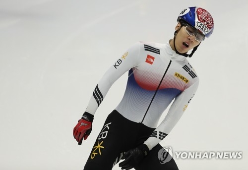 Hwang Dae-heon of South Korea reacts after finishing second in the men's 1,000 meter final at the International Skating Union World Cup Short Track Speed Skating at Mokdong Ice Rink in Seoul on Nov. 19, 2017. (Yonhap)