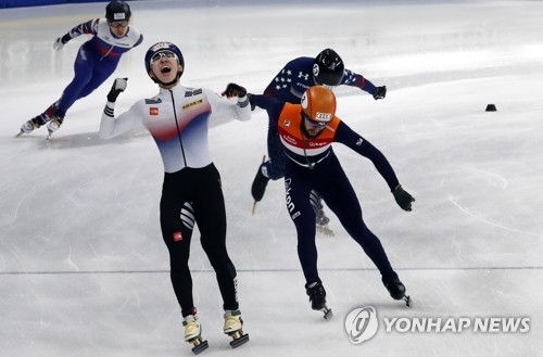 Lim Hyo-jun of South Korea (L) celebrates after anchoring his team for a gold medal in the 5,000m relay at the International Skating Union World Cup Short Track Speed Skating at Mokdong Ice Rink in Seoul on Nov. 19, 2017. (Yonhap)