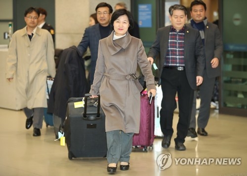 Choo Mi-ae, the leader of the ruling Democratic Party, arrives at Incheon International Airport on Nov. 19, 2017. (Yonhap)