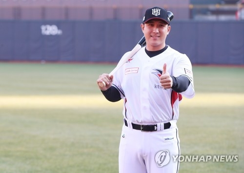 Hwang Jae-gyun of the KT Wiz poses in his new uniform following his introductory press conference at KT Wiz Park in Suwon, Gyeonggi Province, on Nov. 27, 2017. (Yonhap)