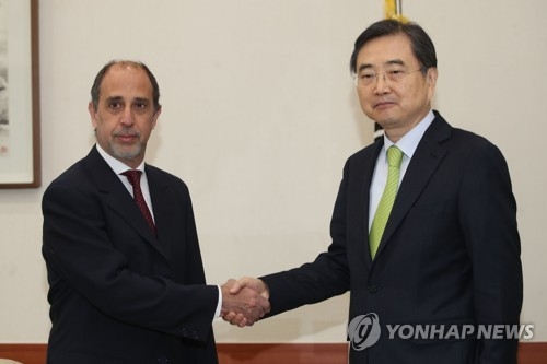 (LEAD) S. Korean senior diplomat, U.N. special rapporteur discuss N.K. human rights - 1