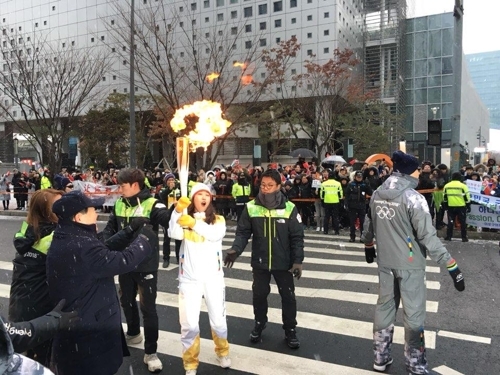 (LEAD) PyeongChang Olympics torch arrives in Seoul - 1