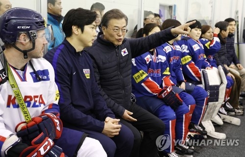 President Moon Jae-in (third from L) speaks to a coach of men's national hockey team while visiting the Jincheon National Training Center in Jincheon, 90 kilometers south of Seoul, on Jan. 17, 2018. (Yonhap)