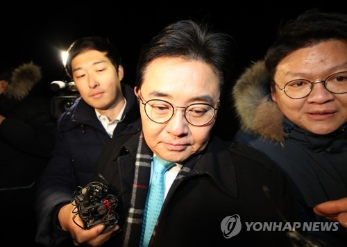 Former Cheong Wa Dae senior secretary Jun Byung-hun leaves the Seoul Detention Center on Dec. 13, 2017, after the court rejected his arrest warrant for suspected bribery. (Yonhap) 