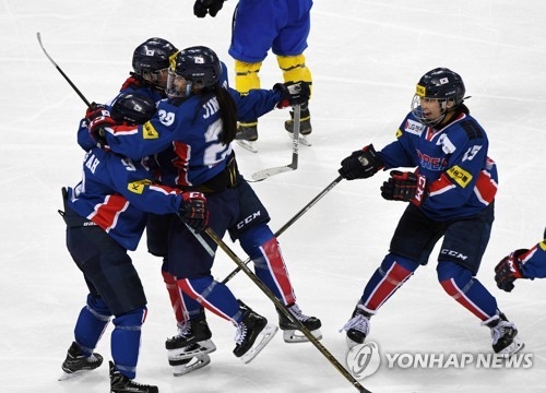 In this file photo taken on July 29, 2017, South Korean players celebrate a goal against Sweden during the teams' friendly game at Gangneung Hockey Centre in Gangneung, Gangwon Province. (Yonhap)