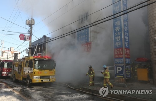 This photo captures a moment after firefighters put out a fire that broke out at a hospital in Miryang, South Gyeongsang Province, on Jan. 26, 2018. (Yonhap)
