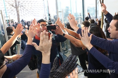 Apple opens its first store in S. Korea with fanfare - 2
