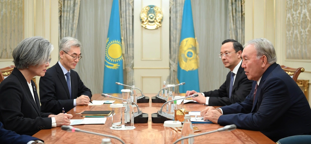 South Korean Foreign Minister Kang Kyung-wha (1st from L) meets with Kazakh President Nursultan Nazarbaev (1st from R) in Astana on April 17, 2018, in this photo provided by Seoul's foreign ministry. (Yonhap) 