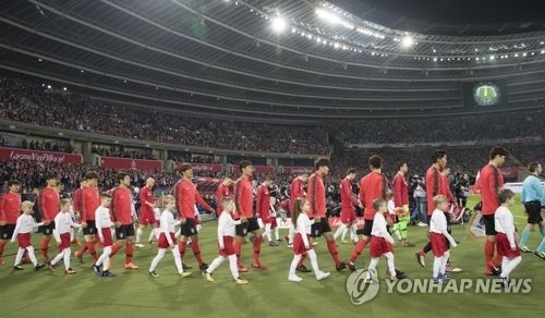 This file photo from March 28, 2018 shows South Korean men's national football players entering Silesian Stadium in Chorzow, Poland, for a friendly match against Poland. (Yonhap)