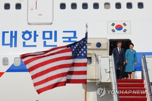 South Korean President Moon Jae-in (L) and his wife Kim Jung-sook arrive at Joint Base Andrews in Maryland on May 21, 2018, for a two-day visit to Washington that will include a bilateral summit with U.S. President Donald Trump. (Yonhap)