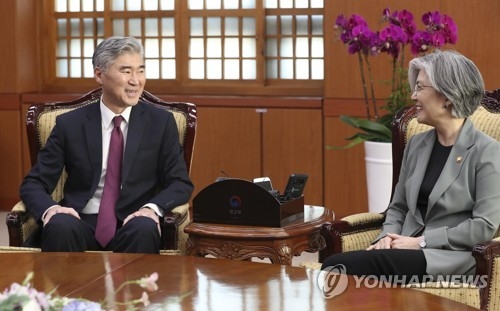 South Korean Foreign Minister Kang Kyung-wha holds talks with U.S. Ambassador to the Philippines Sung Kim at her office in Seoul on June 1, 2018. (Yonhap)
