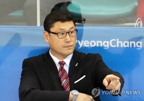 In this file photo from Feb. 16, 2018, Jim Paek, head coach of the South Korean men's hockey team, directs his players against the Czech Republic in a Group A match during the men's tournament at the PyeongChang Winter Olympics at Gangneung Hockey Centre in Gangneung, 230 kilometers east of Seoul. (Yonhap)
