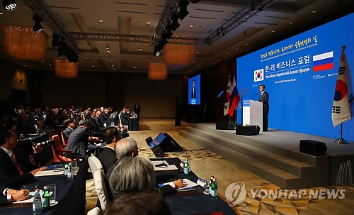 South Korean President Moon Jae-in (R) delivers a keynote speech at a South Korea-Russia business forum held in Moscow on June 22, 2018. (Yonhap)