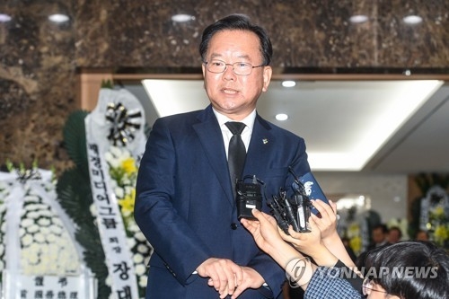 Interior and Safety Minister Kim Boo-kyum speaks to the press after visiting former Prime Minister Kim Jong-pil's memorial altar set up at Asan Medical Center in Seoul on June 24, 2018. (Yonhap)