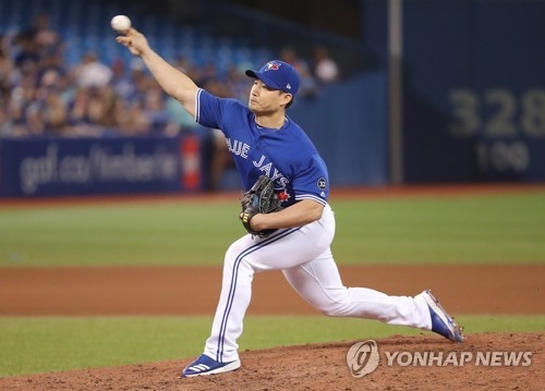 In this Getty Images photo, Oh Seung-hwan of the Toronto Blue Jays throws a pitch against the Detroit Tigers in the top of the 10th inning of the teams' Major League Baseball regular season game at Rogers Centre in Toronto on July 2, 2018. (Yonhap)