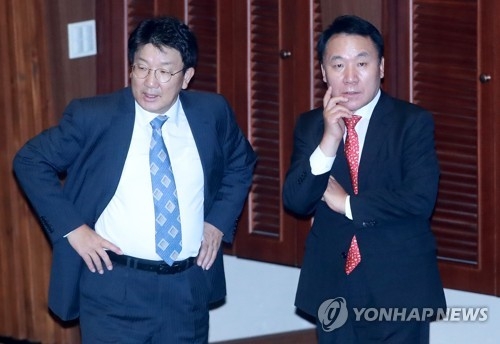 Reps. Kweon Seong-dong (L) and Yeom Dong-yeol of the main opposition Liberty Korea Party are seen in the photo filed Sept. 21, 2017. (Yonhap) 