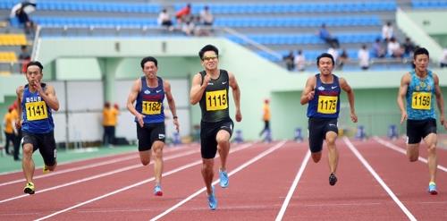 This photo provided by the Korea Association of Athletics Federations on June 17, 2018, shows South Korean sprinter Kim Kuk-young (C) competing in the men's 100m final at the Korean Open in Yecheon, North Gyeongsang Province. (Yonhap)