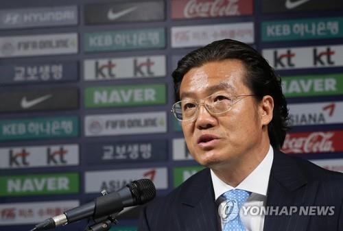 Kim Pan-gon, who heads the national team coach appointment committee at the Korea Football Association (KFA), speaks to reporters at a press conference at the KFA House in Seoul on Aug. 17, 2018. (Yonhap)