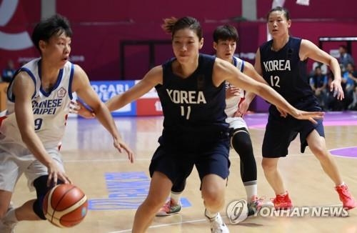 South Korean forward Lim Yung-hui (2nd from L) on the unified Korean women's basketball team tries to guard Huang Pingjen of Chinese Taipei during a preliminary game at the 18th Asian Games at GBK Basketball Hall in Jakarta on Aug. 17, 2018. (Yonhap)