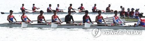 The joint Korean rowing team practices at a rowing venue at Jakabaring Sport City in Palembang, Indonesia, on Aug. 17, 2018, for the 18th Asian Games. (Yonhap)