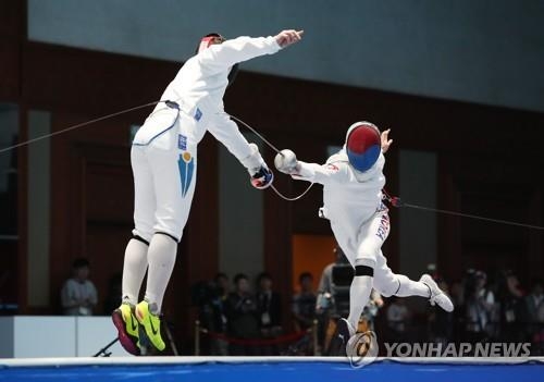 South Korean fencer Park Sang-young (R) attacks Dmitriy Alexanin of Kazakhstan in the men's individual epee final at the 18th Asian Games at Jakarta Convention Center (JCC) Cendrawashi Hall in Jakarta on Aug. 19, 2018. (Yonhap)