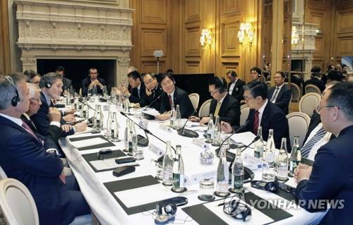 This photo provided by the Ministry of Trade, Industry and Energy, shows an investment roundtable led by Minister Sung Yun-mo (4th from R) with Europe-based companies at the Four Seasons hotel in Paris on Oct. 15, 2018. (Yonhap) 