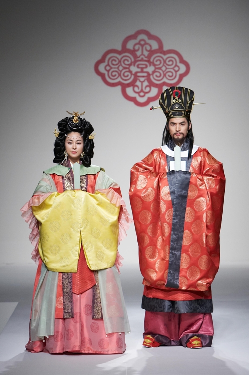 This undated photo, provided by the Cheongju municipal government, shows models wearing the replicas of clothes worn in the 918-1392 Goryeo Dynasty. (Yonhap)