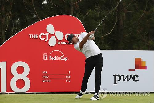Brooks Koepka of the United States tees off at the 18th hole during the final round of the PGA Tour's CJ Cup @ Nine Bridges at the Club at Nine Bridges in Seogwipo, Jeju Island, on Oct. 21, 2018. (Yonhap)