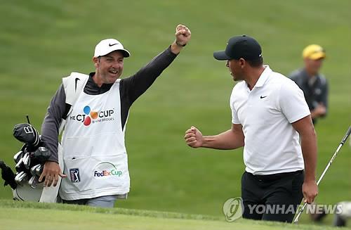 Brooks Koepka of the United States (R) celebrates his chip-in birdie with his caddie, Ricky Eliott, at the 16th hole during the final round of the PGA Tour's CJ Cup @ Nine Bridges at the Club at Nine Bridges in Seogwipo, Jeju Island, on Oct. 21, 2018. (Yonhap)