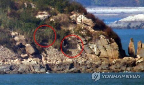 North Korea's coastline artillery is seen covered and closed on a Yellow Sea border island on Oct. 31, 2018, a day before its tension-reducing agreement with South Korea takes effect. (Yonhap)