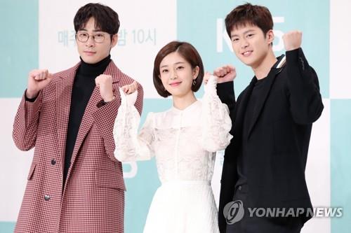 Actors, Kang Ji-hwan (L), Baek Jin-hee (C) and Gong Myung pose for photos during a press event for KBS 2TV's new series, "Feel Good To Die," in Seoul on Nov. 5, 2018. (Yonhap)