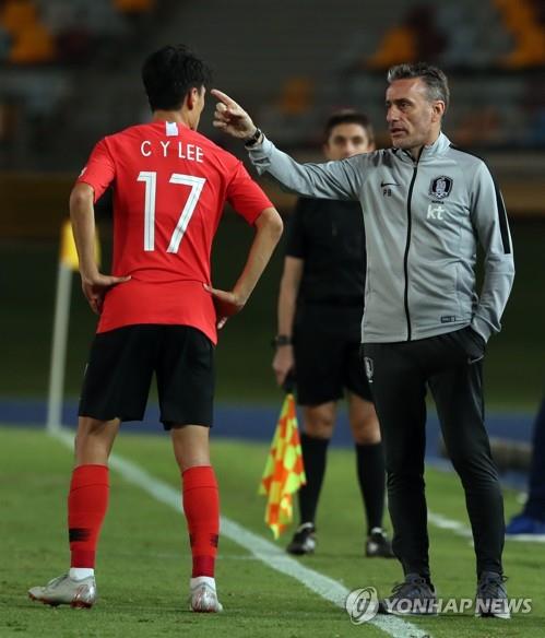 South Korea men's national football head coach Paulo Bento (R) speaks to midfielder Lee Chung-yong during his team's friendly match against Uzbekistan at Queensland Sport and Athletics Centre in Nathan, Australia, on Nov. 20, 2018. (Yonhap)