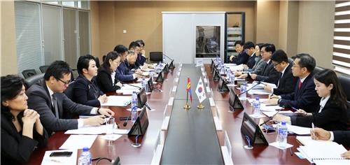 South Korean and Mongolian diplomats hold the 10th talks on consular affairs in Ulaanbaatar on Dec. 4, 2018, in this photo provided by Seoul's foreign ministry. (Yohap)